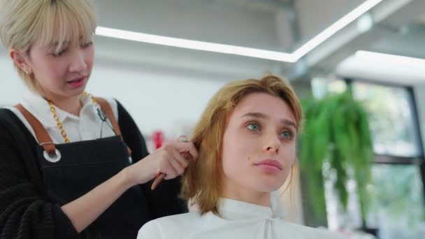 Barbieri Femminili Professionisti Stanno Usando Clip Dei Capelli Del Cliente — Video Stock