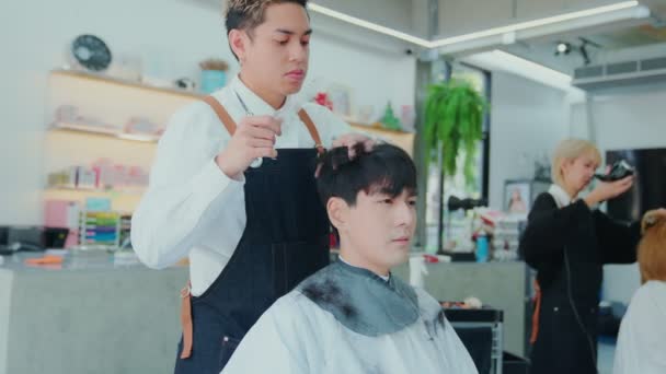 Homem Profissional Barbeiro Asiático Usa Tesouras Pentes Para Aparar Cabelos — Vídeo de Stock