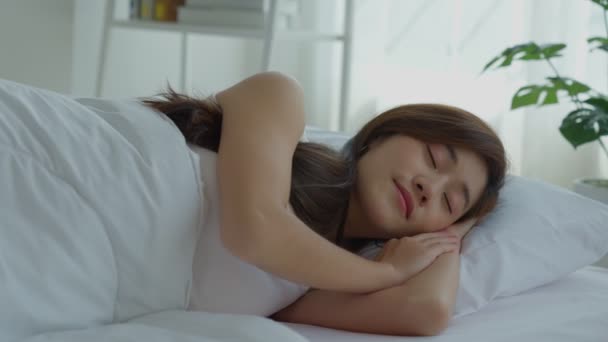 Vacker Asiatisk Kvinna Sover Ensam Sängen Med God Lycklig Dröm — Stockvideo