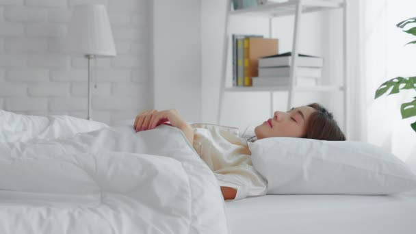 Uma Bela Mulher Atraente Dormir Cama Desfrutando Relaxar Conforto Ambiente — Vídeo de Stock