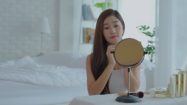 Belles Femmes Asiatiques Assoient Devant Miroir Regardent Leur Peau Pour — Video