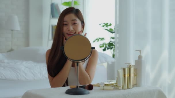 Vackra Asiatiska Kvinnor Sitter Framför Spegel Och Tittar Sin Hud — Stockvideo
