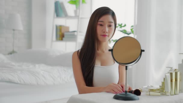 Een Mooie Aziatische Vrouw Zit Spiegel Met Haar Make Een — Stockvideo