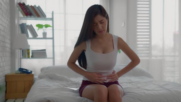 Uma Bela Mulher Asiática Segurando Seu Estômago Devido Dor Abdominal — Vídeo de Stock