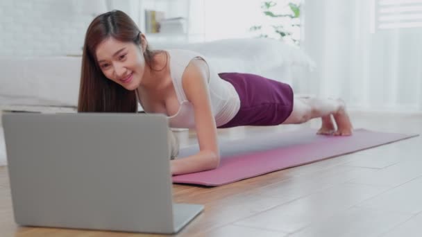 Vrouw Die Een Yogamat Traint Met Plankhouding Keek Thuis Naar — Stockvideo