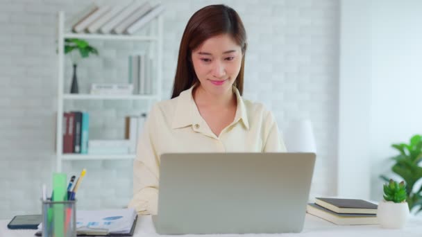 Asiática Joven Mujer Negocios Adulta Hacer Trabajo Estancia Remota Desde — Vídeo de stock