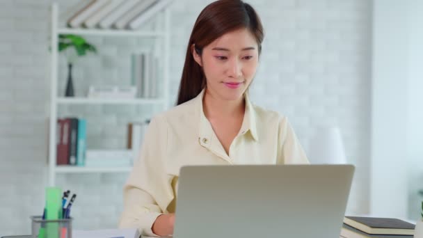 Sonriente Mujer Negocios Asiática Feliz Uso Ordenador Portátil Trabajo Desde — Vídeo de stock