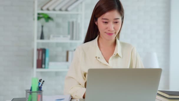 Een Mooie Aziatische Vrouw Die Aan Een Laptop Werkt Een — Stockvideo