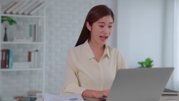 アジアのビジネス女性はコンピュータのラップトップを使用し 家から仕事 彼女は経営に販売を報告する会議またはビデオ呼出しを有する コロナウイルス危機からの仕事の新しい正常な Covid — ストック動画