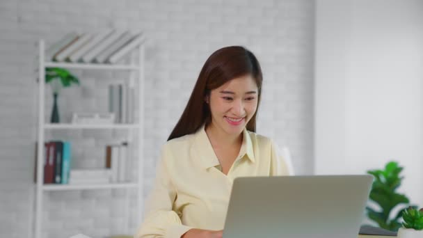 Ocupación Mujer Asiática Sentada Escritorio Con Computadora Portátil Miró Algo — Vídeos de Stock