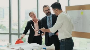 Mühendisler ve mimarlar planlama, ölçüm, yapı kalıpları ve planlar üzerinde çalışırlar. Birçok alandan uzmanların beyin fırtınası oturumları. Yönetim kurulu başkanı ve yönetici toplantı yapıyor..