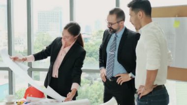 Mühendisler, teknisyenler ve uzmanlar ofiste toplanıyor. Birçok alandan uzmanların beyin fırtınası oturumları. Mühendisler, kurumsal çalışma, takım çalışması konsepti. .