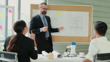 Mühendisler ve mimarlar planlama, ölçüm, yapı kalıpları ve planlar üzerinde çalışırlar. Birçok alandan uzmanların beyin fırtınası oturumları. Düşüncelerinizi öğrenmek ve ifade etmek için ellerinizi kaldırın..