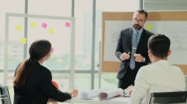 Mühendisler ve mimarlardan oluşan bir ekip beyin fırtınası projesinde birlikte çalışıyor. Strateji planlaması, işbirliği takım çalışması, ortaklık, büyük işletme veya ofis iş arkadaşı işbirliği konsepti.