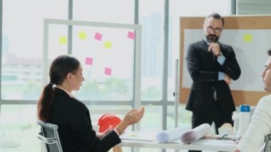 Mühendisler ve mimarlardan oluşan bir ekip beyin fırtınası projesinde birlikte çalışıyor. Strateji planlaması, işbirliği takım çalışması, ortaklık, büyük işletme veya ofis iş arkadaşı işbirliği konsepti.