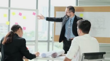 Mühendisler ve mimarlardan oluşan bir ekip beyin fırtınası projesinde birlikte çalışıyor. Strateji planlaması, işbirliği takım çalışması, ortaklık, büyük işletme veya ofis iş arkadaşı işbirliği konsepti.