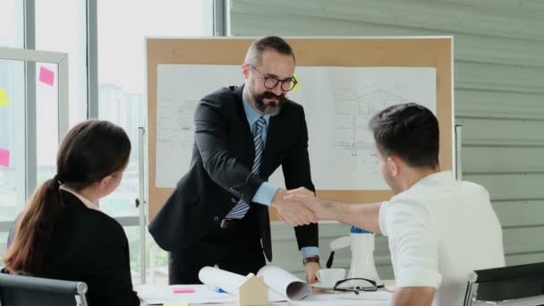 Equipe Engenheiros Arquitetos Trabalham Juntos Reunião Brainstorm Projeto Planejamento Estratégia — Vídeo de Stock