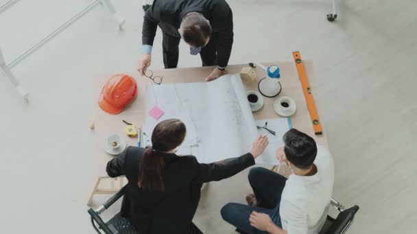 Vista Superior Reunión Ingenieros Diseñadores Lluvia Ideas Para Crear Planos — Vídeo de stock