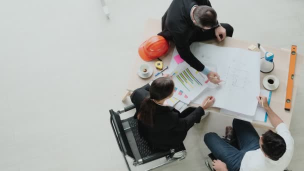 Bovenaanzicht Engineer Meeting Ontwerpers Brainstormers Maken Blauwdrukken Voor Grote Gebouwen — Stockvideo