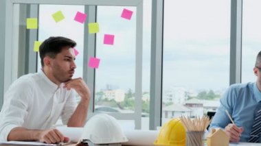 Mühendisler ve mimarlar planlama, ölçüm, yapı kalıpları ve planlar üzerinde çalışırlar. Birçok alandan uzmanların beyin fırtınası oturumları. Yönetim kurulu başkanı ve yönetici toplantı yapıyor..
