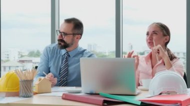 Mühendisler ve mimarlar planlama, ölçüm, yapı kalıpları ve planlar üzerinde çalışırlar. Birçok alandan uzmanların beyin fırtınası oturumları. Yönetim kurulu başkanı ve yönetici toplantı yapıyor..