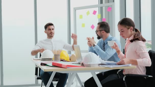 Une Équipe Ingénieurs Architectes Réunit Brainstrom Pour Travailler Discuter Des — Video