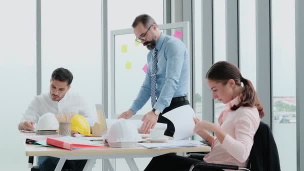 Uma Equipe Engenheiros Arquitetos Reúne Brainstrom Para Trabalhar Discutir Planos — Vídeo de Stock