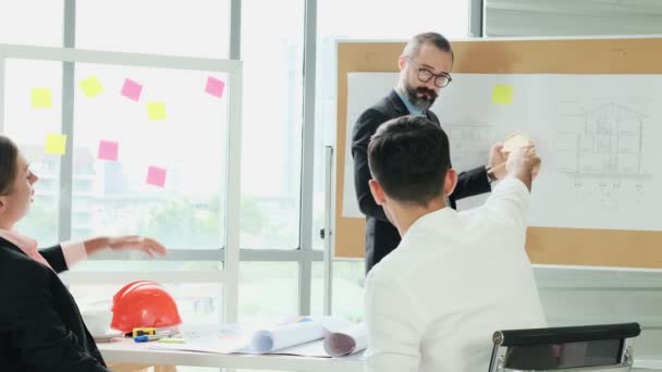 Een Team Van Ingenieurs Architecten Vergadert Bij Brainstorm Projectplannen Bespreken — Stockvideo