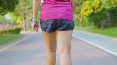 Arkadan çekilmiş. Kadın sabah parka koşmaya başladı. Her sabah koşup formda kalmak ve kilo vermek için egzersiz yapıyor. Sağlık ve spor konsepti.