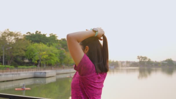 Aziatische Vrouw Kwam Naar Het Park Voor Een Ochtendwandeling Bond — Stockvideo