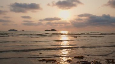 Dramatik deniz gündoğumu. Yanan gökyüzü ve parlayan altın dalgalar. Denizde romantik, renkli güneş ışığı. Güneşin su yüzeyindeki yansıması..