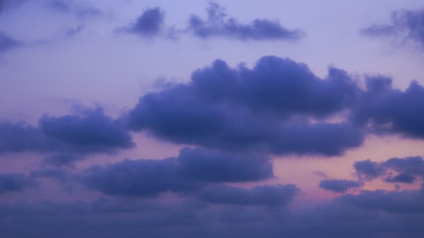 Niebieskie Chmury Poruszają Się Powoli Wiatr Wieczorami Gdy Słońce Zachodzi — Wideo stockowe