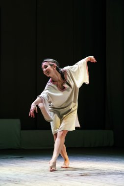 Rus Halk Dansları Slav tarzda dans kızı