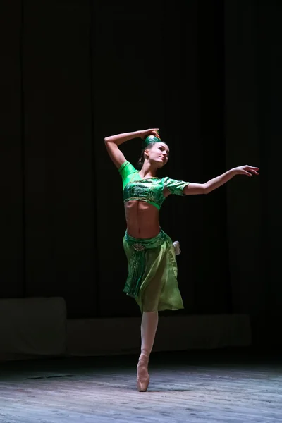 Κορίτσι χορό Ανατολική Μπαλέτου με μια στάμνα στο κεφάλι της — Φωτογραφία Αρχείου