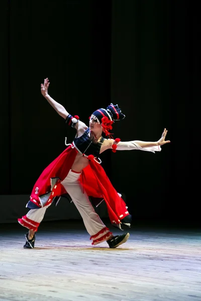 Αυτός κορίτσι με κόκκινο εθνική φορεσιά και καπέλο χορεύουν ένα shamaness dancin — Φωτογραφία Αρχείου