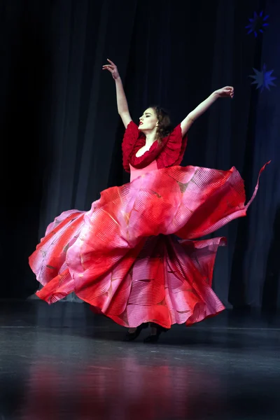 Ένα κορίτσι σε ένα καταπράσινο κόκκινο φόρεμα χορό χορό των τσιγγάνων. — Φωτογραφία Αρχείου