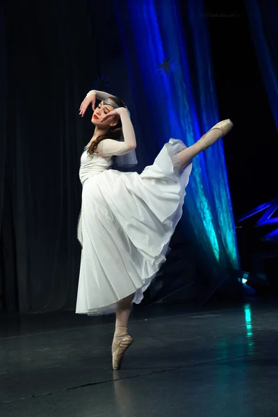 Κορίτσι σε λευκό φόρεμα χορό κόμμα από το μπαλέτο «Δον Κιχώτης" — Φωτογραφία Αρχείου