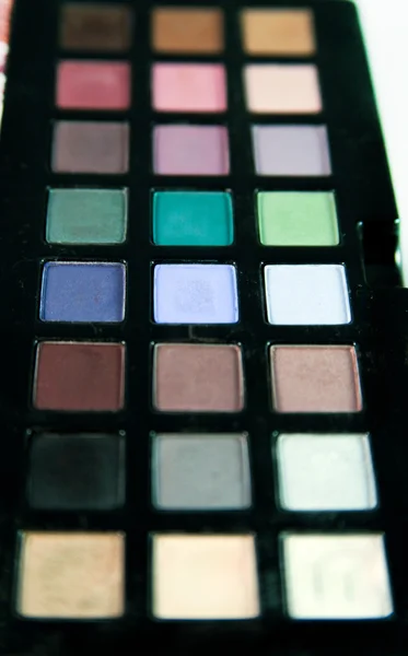 Set cosmético multicolor con sombra de ojos . — Foto de Stock