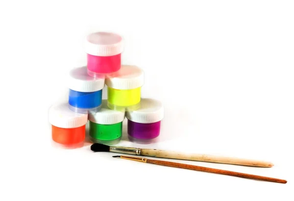 Pirámide de latas de pintura y dos pinceles para pintar sobre un blanco — Foto de Stock