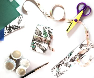 El yapımı hediye kutusu ile bir şerit arka plan malzeme ve k