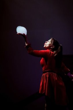 Soap show - kız duman dolu el sabun köpüğü ile darbeler. 