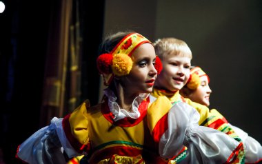 Halk dansları - halk kostümleri çocuk bir grup 