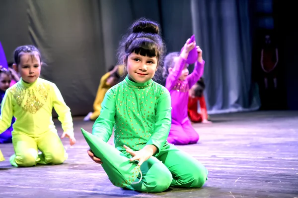 Παιδική χορογραφία-κορίτσι ντυμένο σαν ξωτικό του έβγαλε το — Φωτογραφία Αρχείου