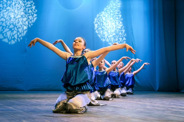 Flickor dansare skildrar fågeln och sätter händerna upp, de leende — Stockfoto