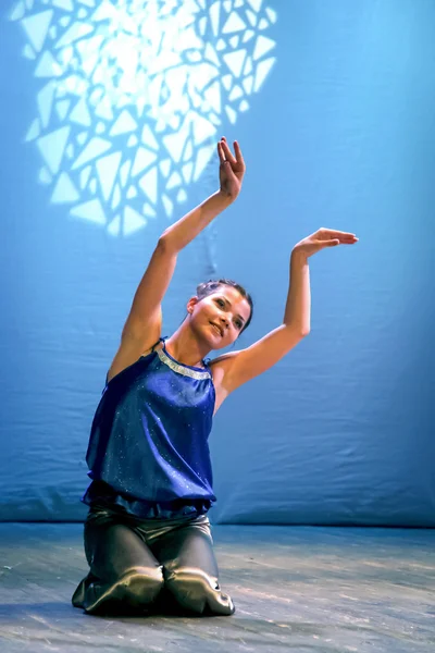 Girl dancer depicts the bird and puts his hands up, she smiles. — Stock Photo, Image