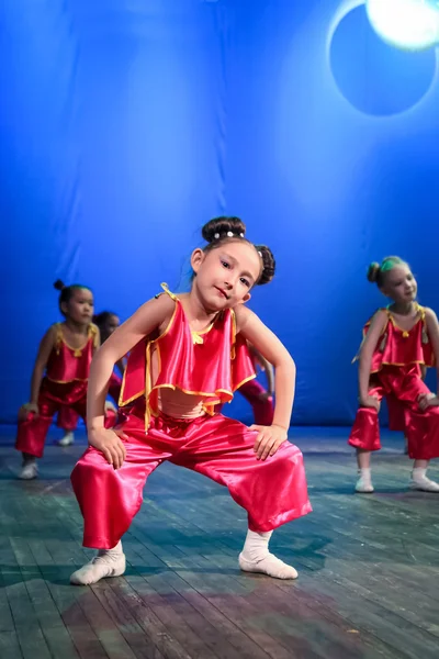 赤い踊り日本舞踊の少女、カメラとSMを見て — ストック写真