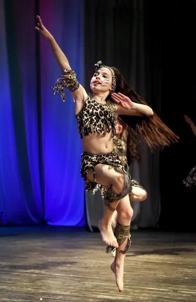 Flicka dansare i afrikansk kostym dansa afrikansk dans på stag — Stockfoto