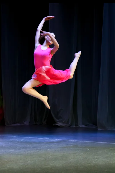 Menina dançando dança moderna. Ela pendurou no ar em um salto — Fotografia de Stock