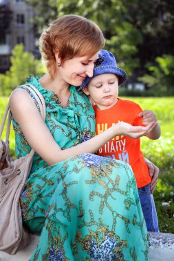 Anne ve oğlu bir yürüyüş