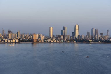 MUMBAI, MAHARASHTRA / INDIA - 21 Mart 2020: Mumbai siluetinin genel görünümü - Dadar, Prabhadevi ve Worli.